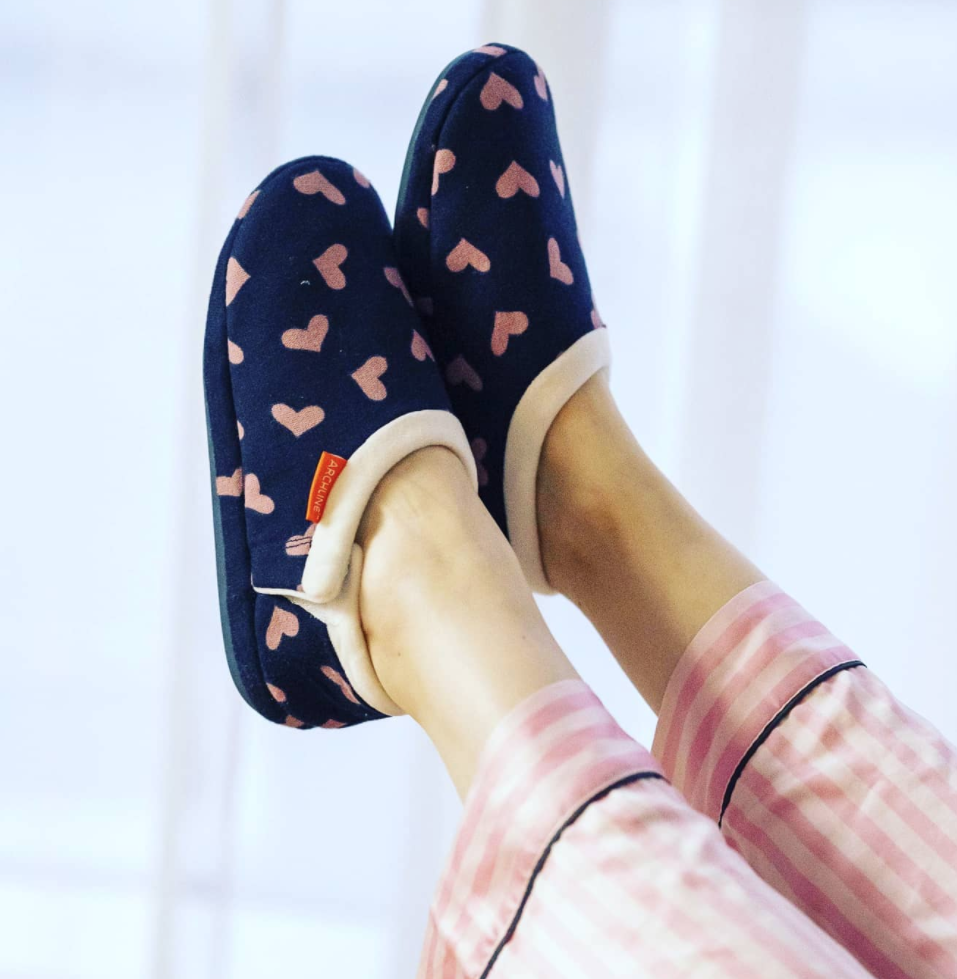 ARCHLINE Orthotic Slippers CLOSED Arch Scuffs Moccasins Pain Relief in Navy Hearts - EUR37