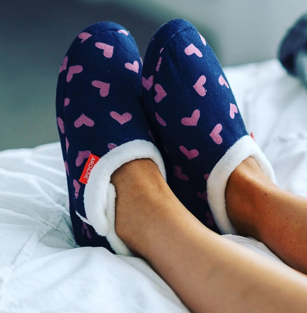ARCHLINE Orthotic Slippers CLOSED Arch Scuffs Moccasins Pain Relief in Navy Hearts - EUR37