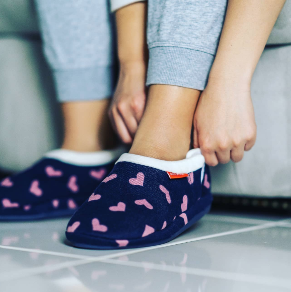 ARCHLINE Orthotic Slippers CLOSED Arch Scuffs Moccasins Pain Relief in Navy Hearts - EUR43